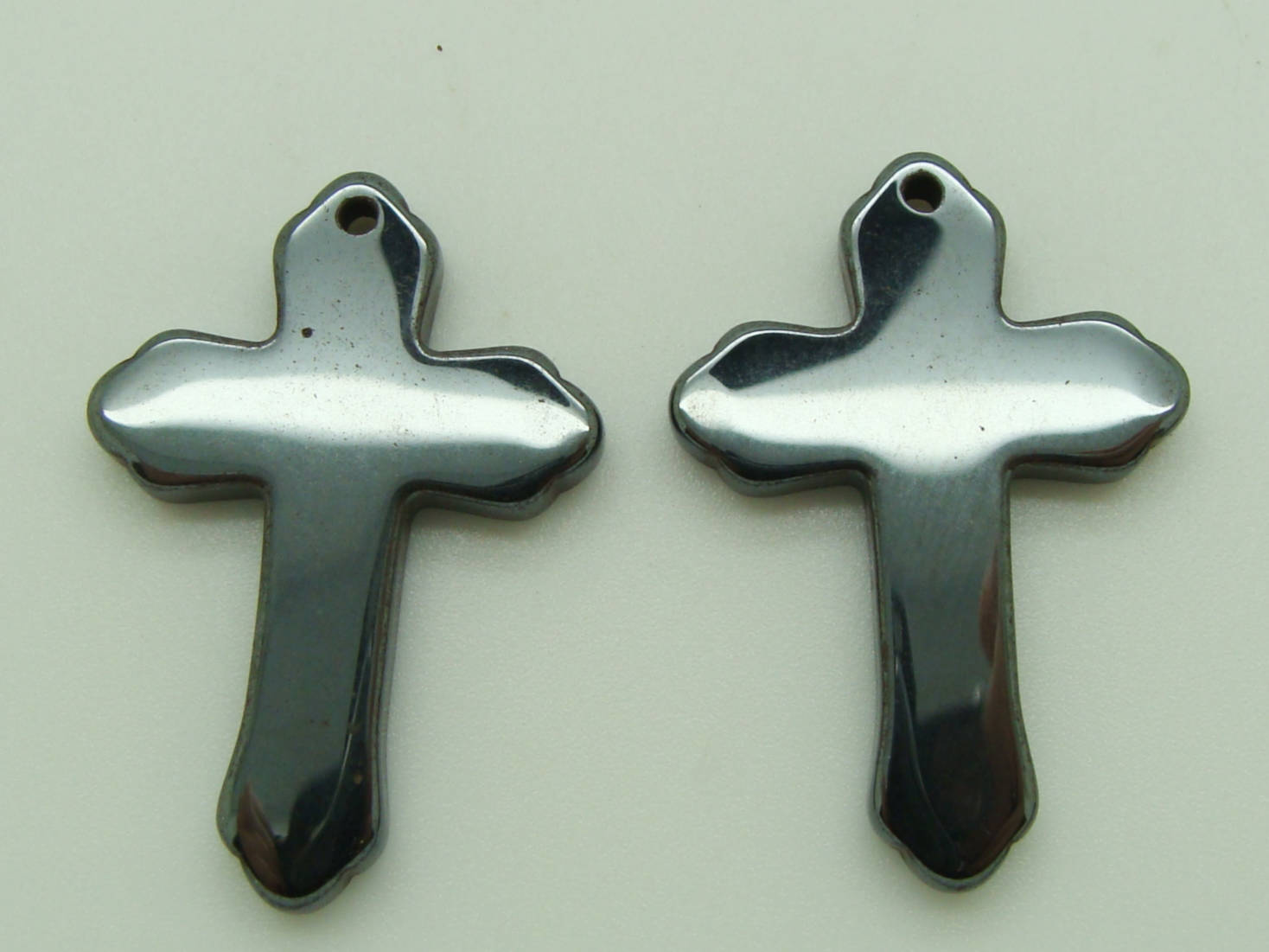 pendentif croix crucifix hematite noire PIER102
