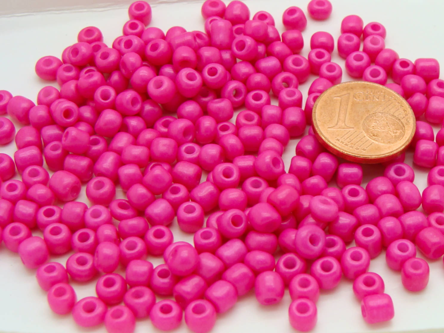 perle rocaille opaque 4mm rose fonce verre