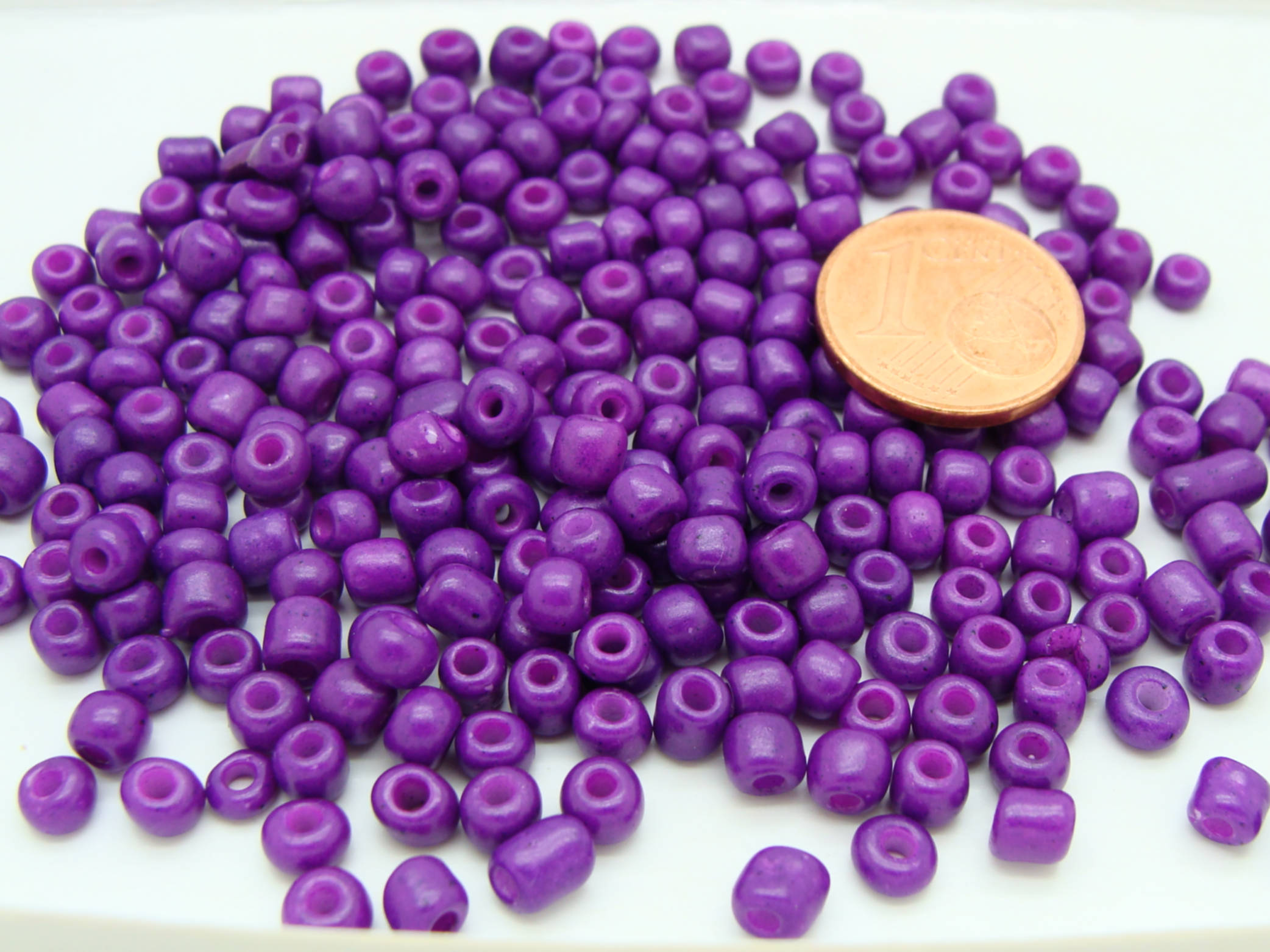 perle rocaille opaque 4mm violet fonce verre