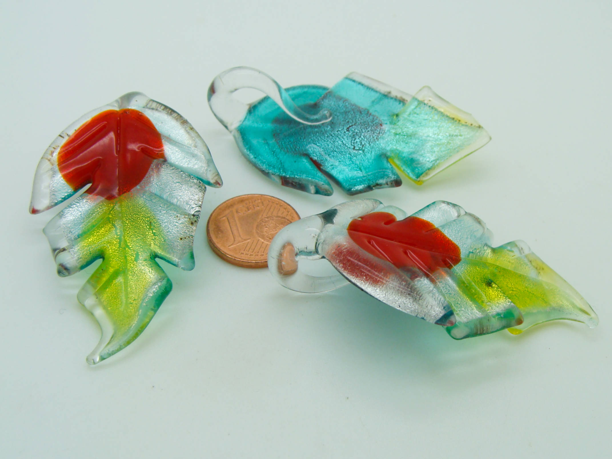 pendentif plume point rouge verre Pend-400-1
