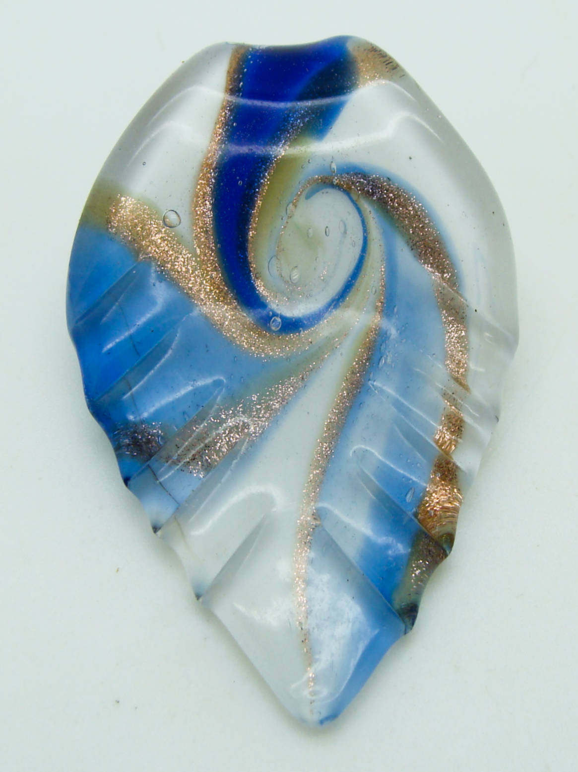 pendentif plume blanc bleu fonce lampwork Pend-401-2