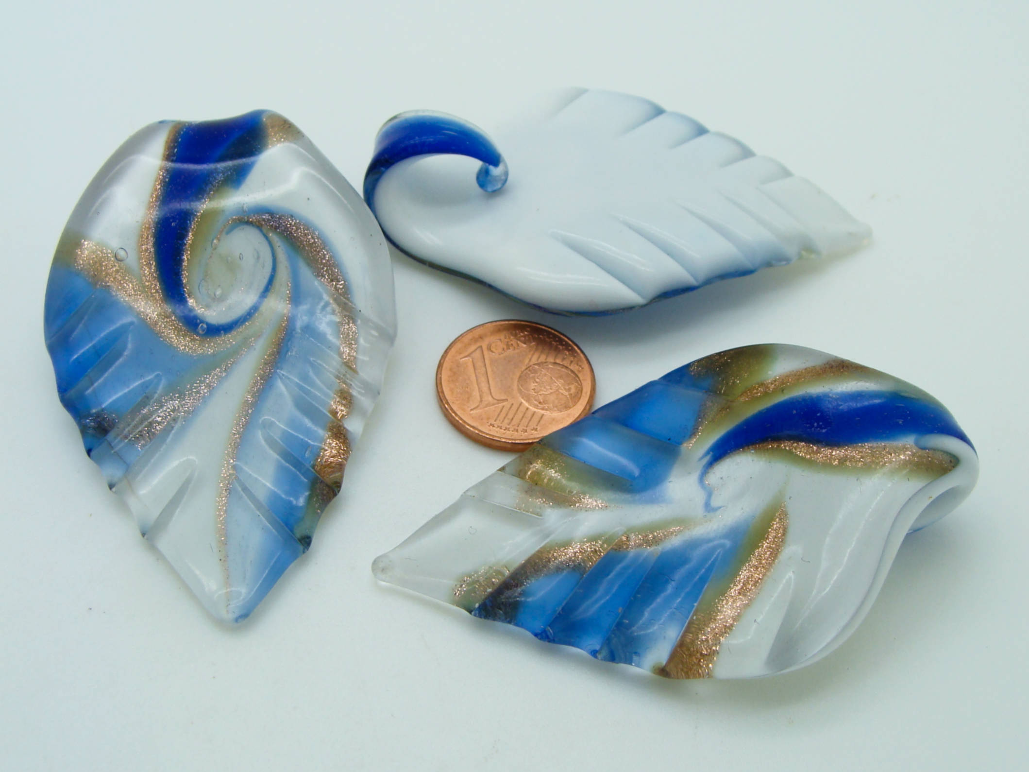 pendentif plume blanc bleu fonce verre Pend-401-2