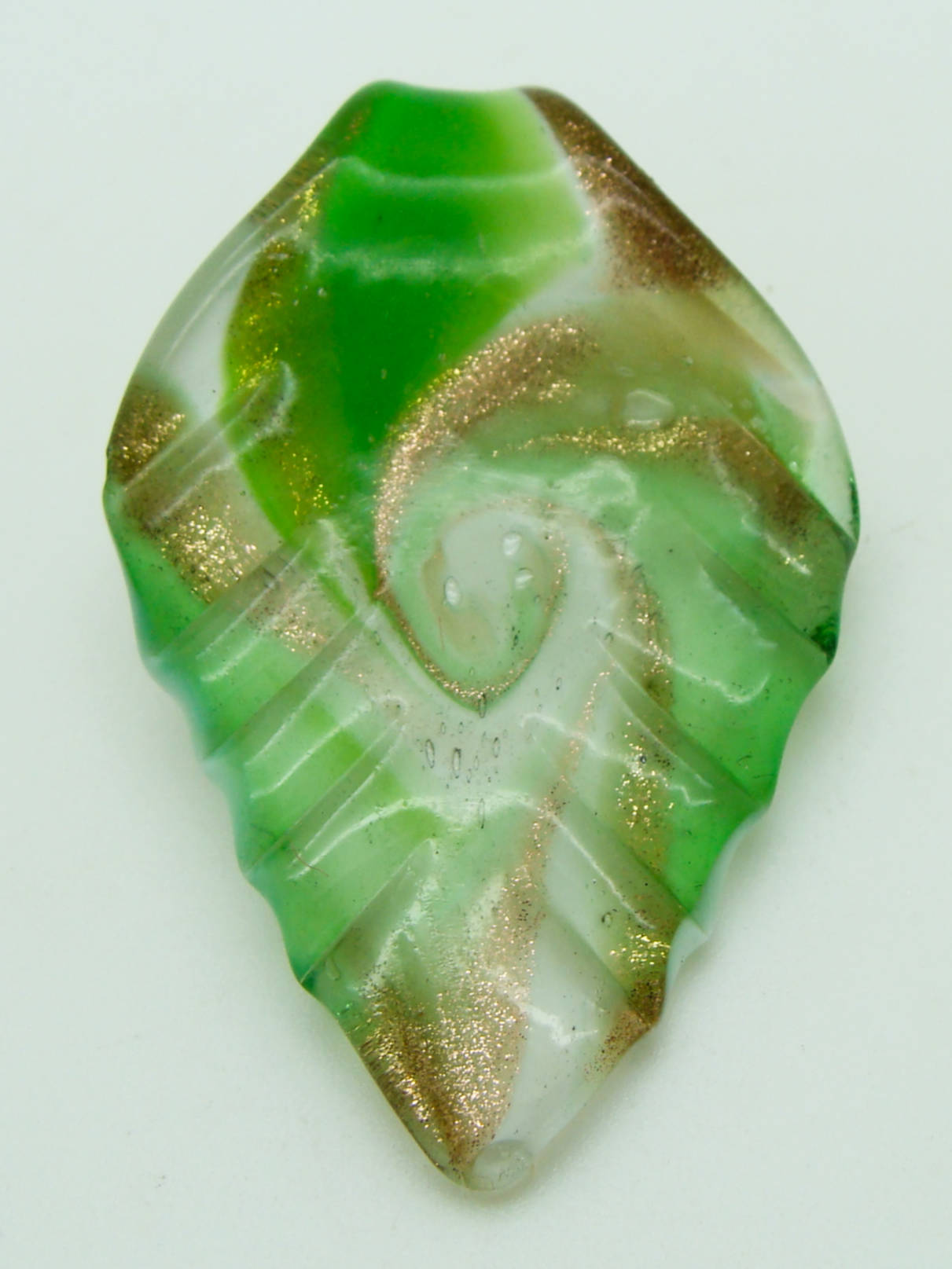 Pend-401-4 pendentif plume blanc vert lampwork
