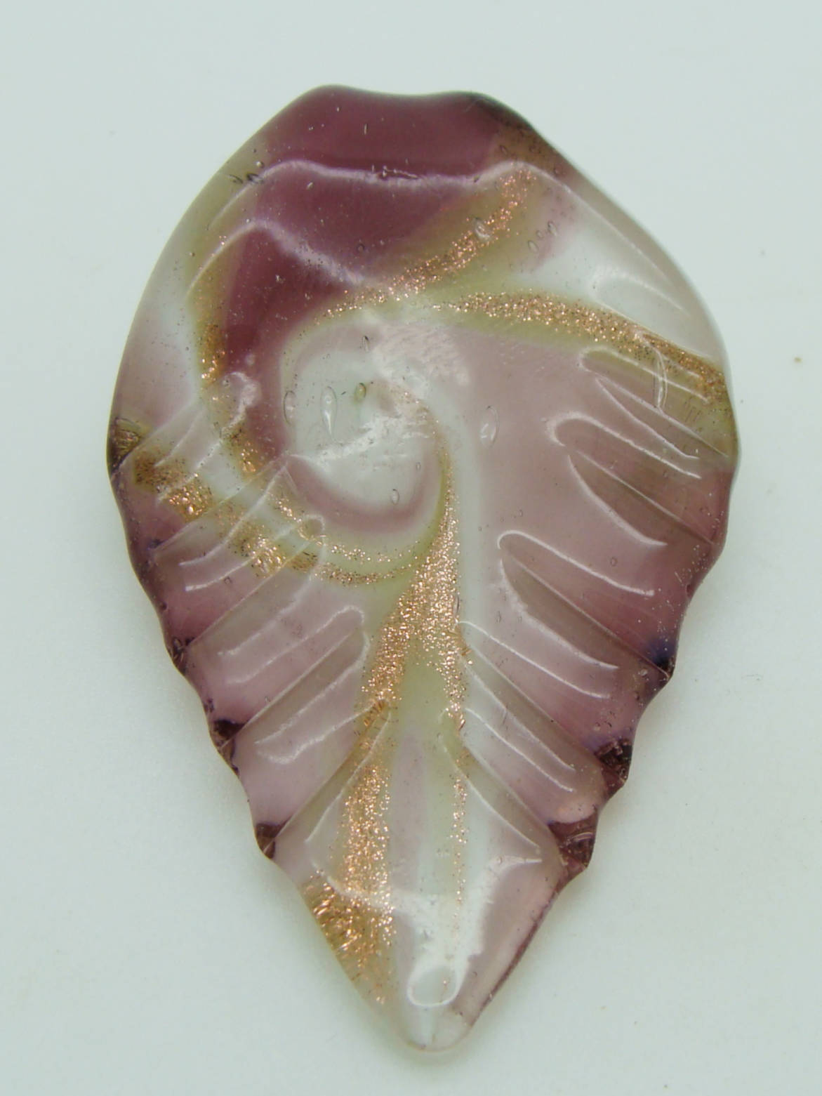 Pend-401-5 pendentif plume blanc violet lampwork