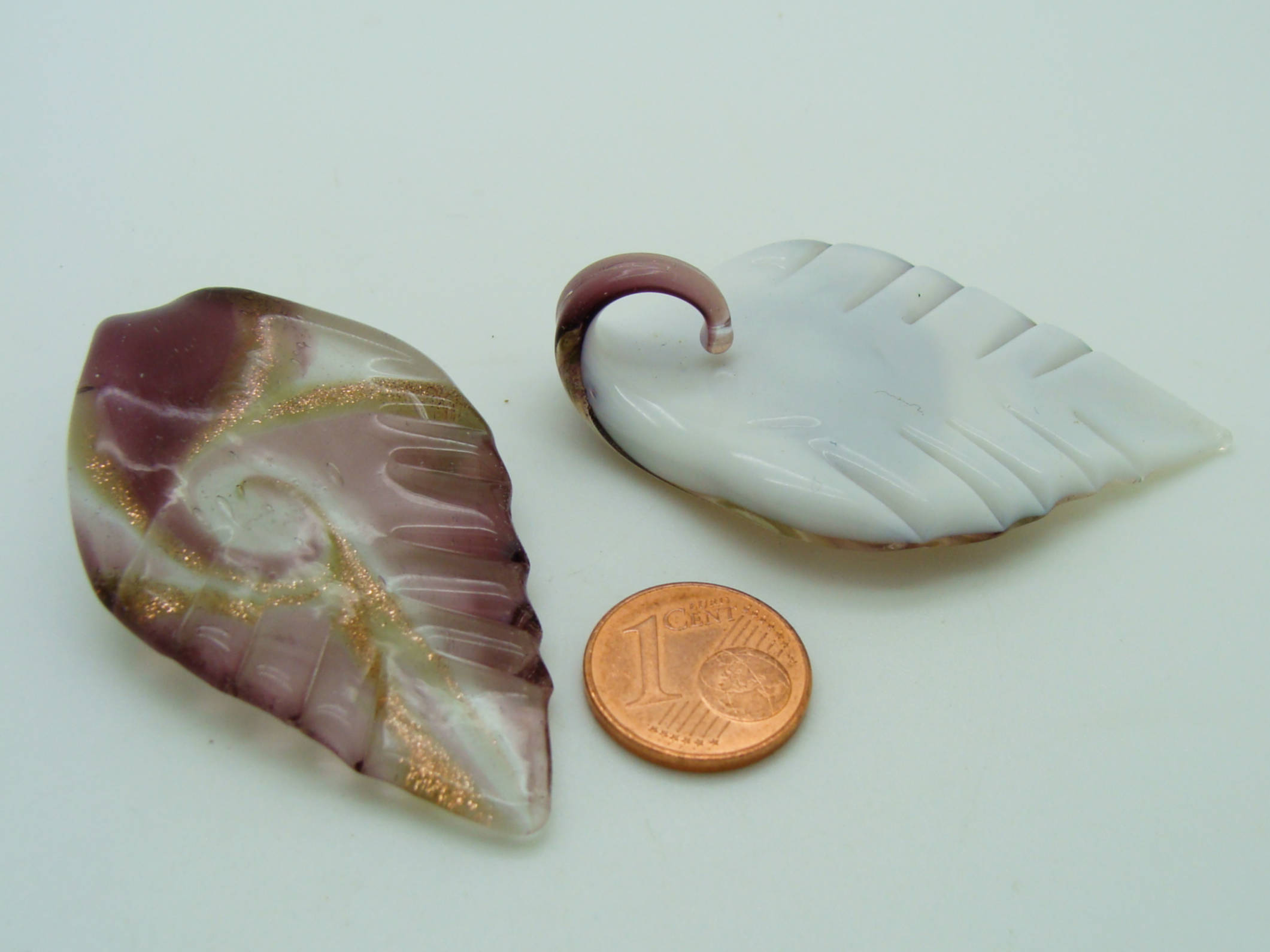 Pend-401-5 pendentif plume blanc violet verre