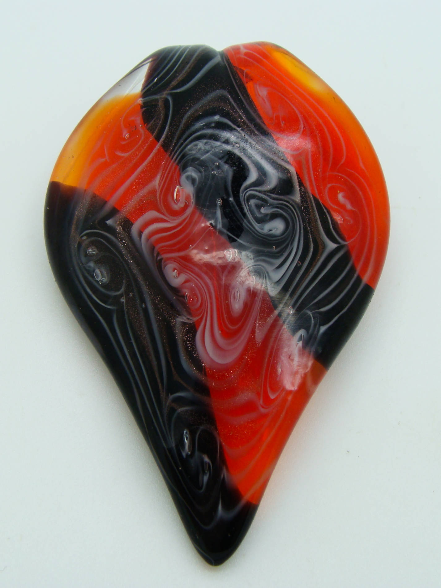 pendentif noir rouge feuille Pend-416-3