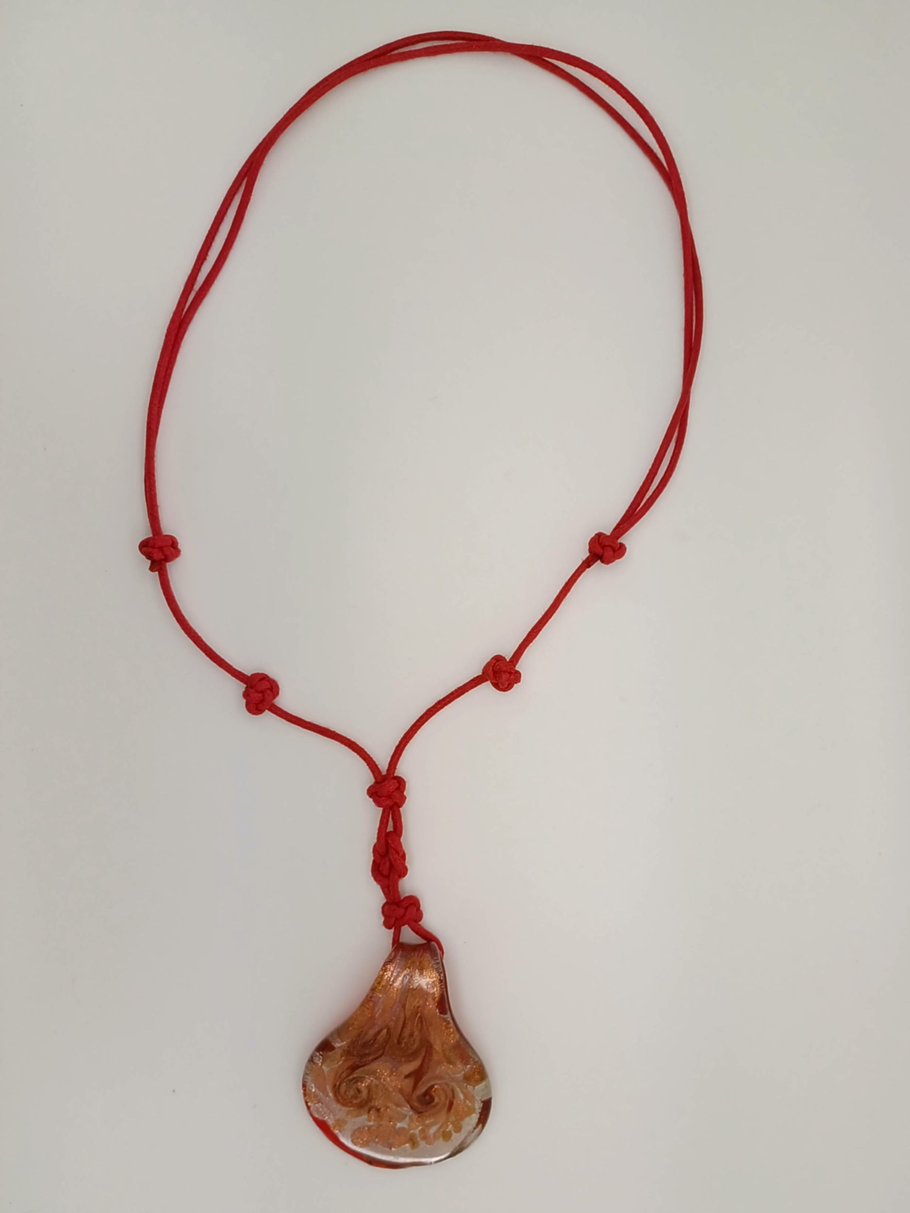 collier rouge tresse pendentif goutte COL10