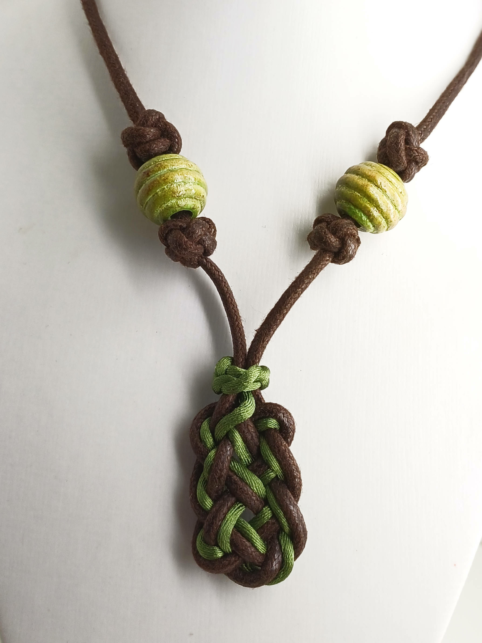 collier pendentif tresse marron COL08
