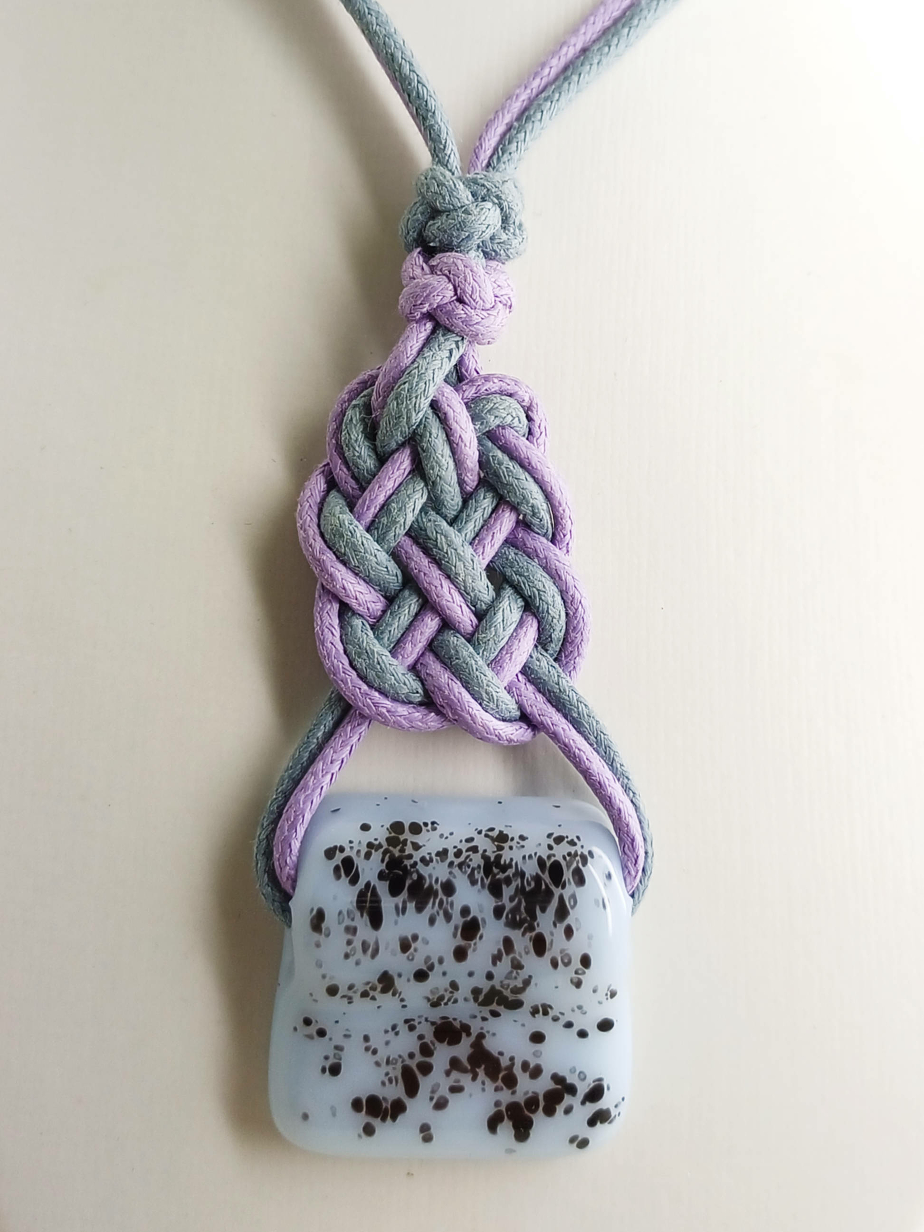 collier pendentif tresse violet gris gros plan COL12