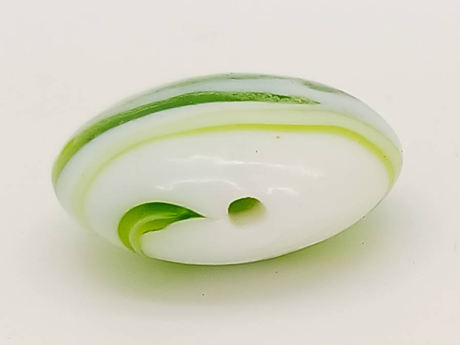 perle galet 28mm volute vert blanc verre