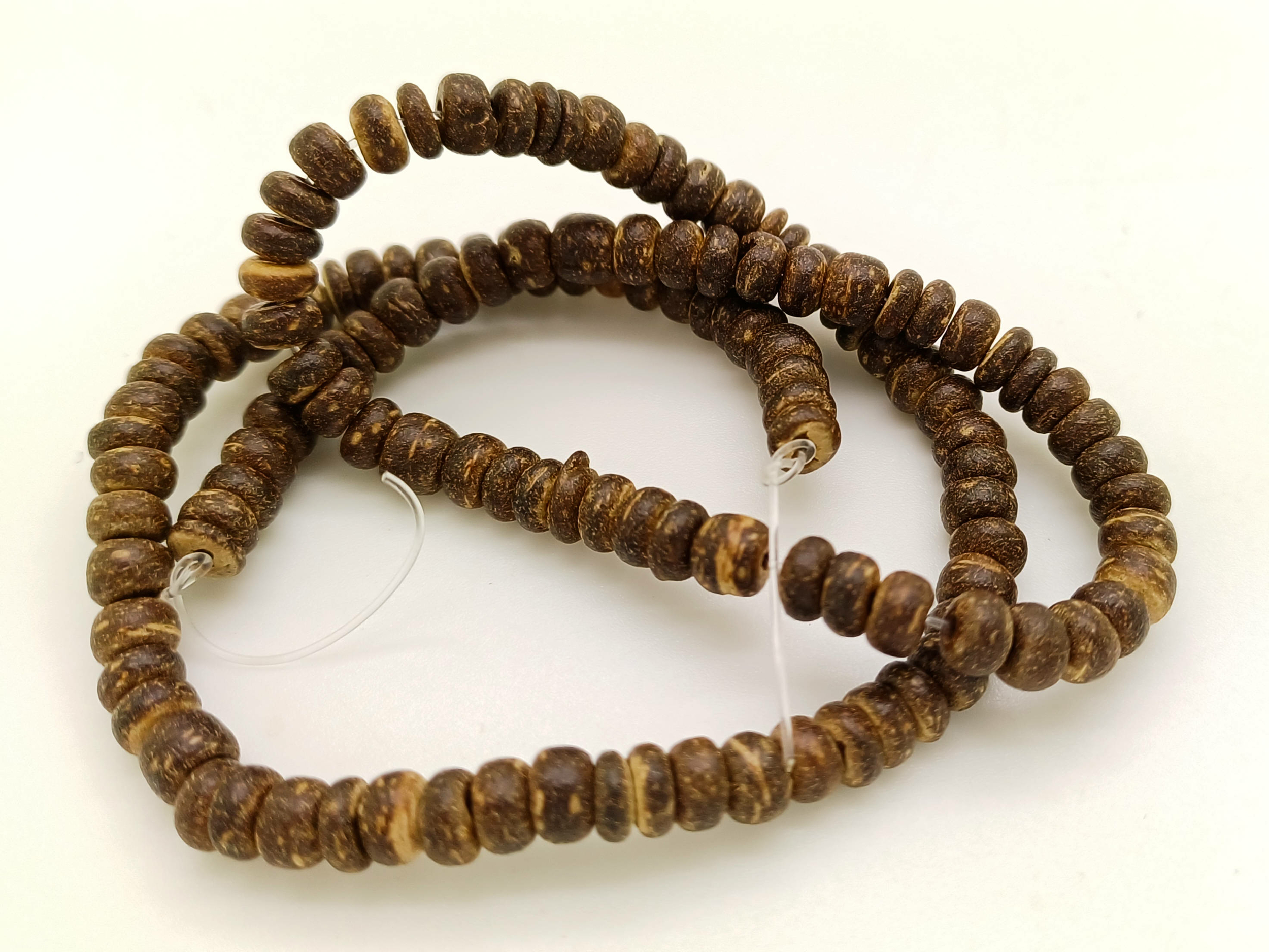 perles bois coco marron en fil PB10