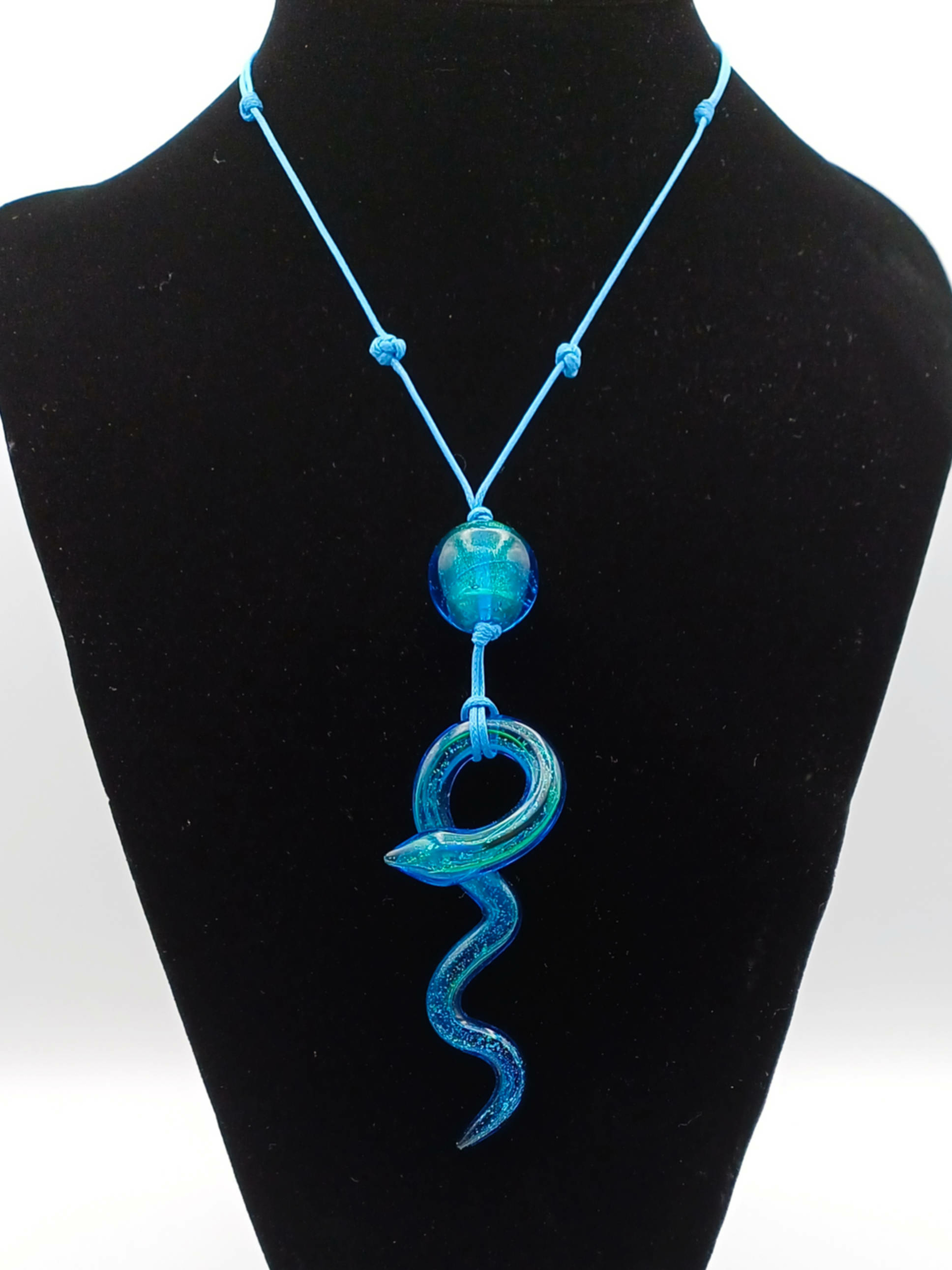 collier pendentif serpent bleu COL20