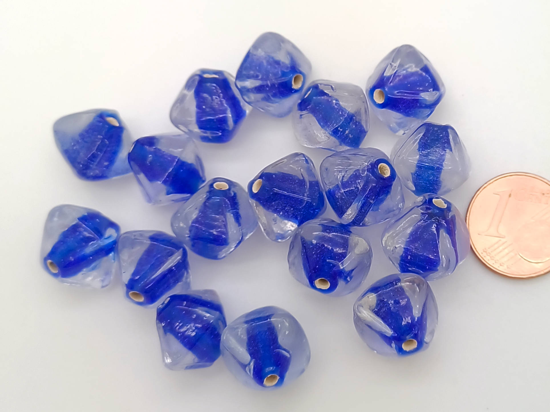 PV-lot-31 perle bleu verre carre
