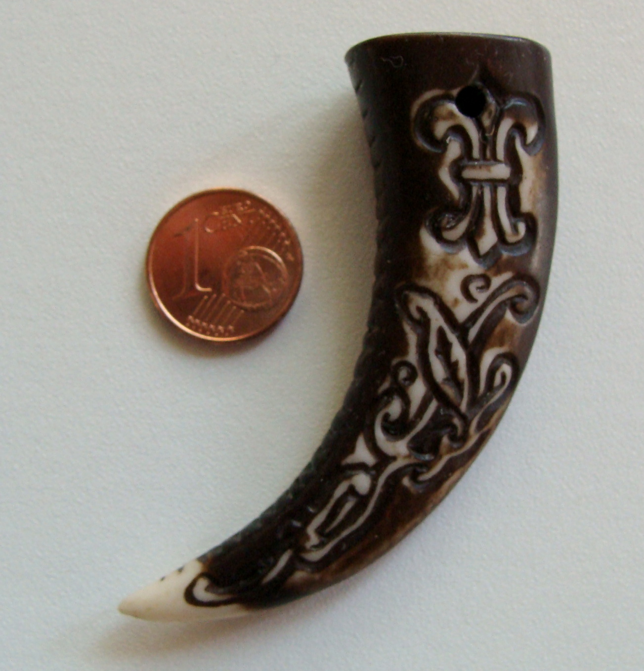 pendentif résine dent grave