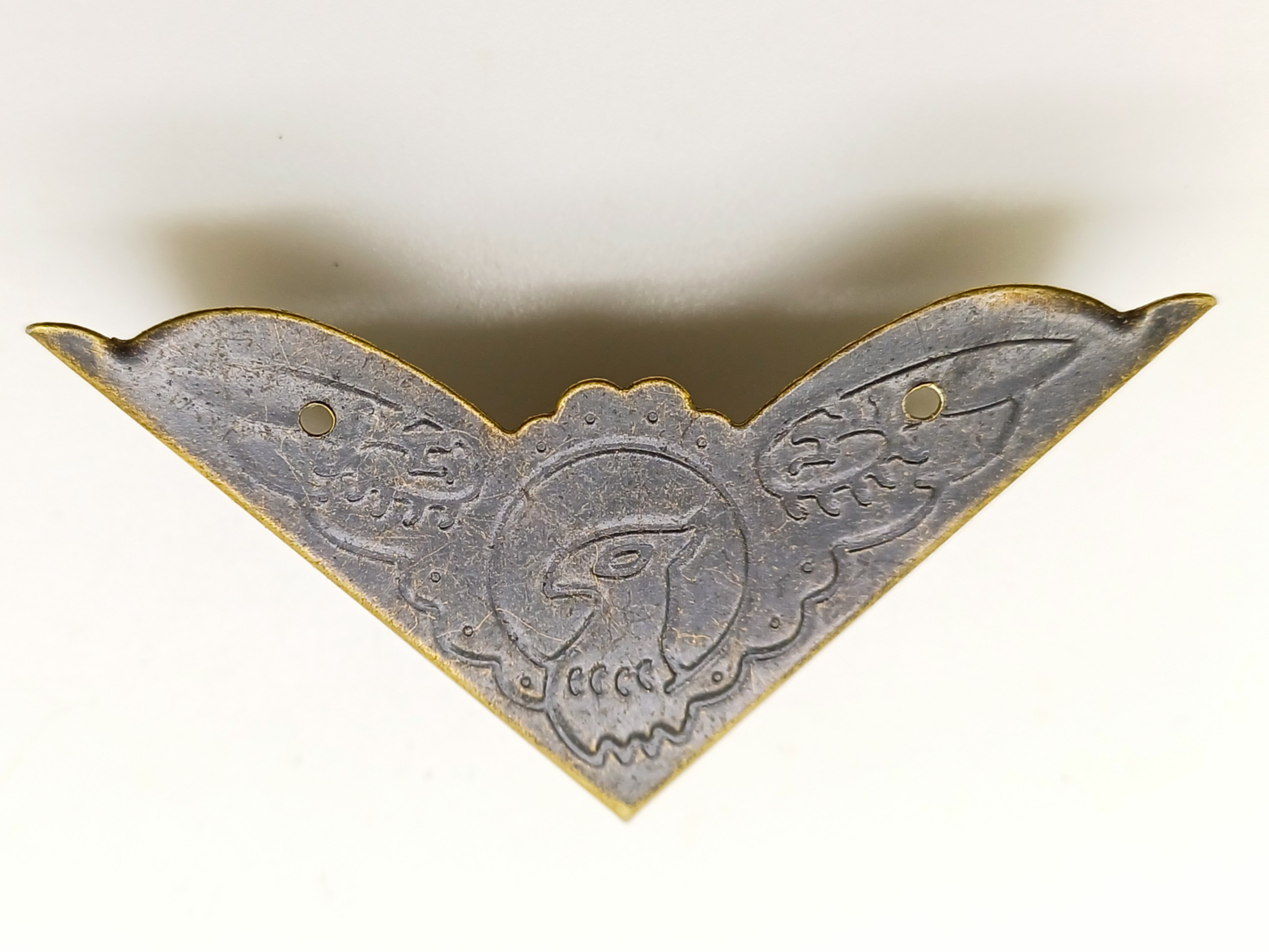 coin boite oiseau avec clous bronze vintage