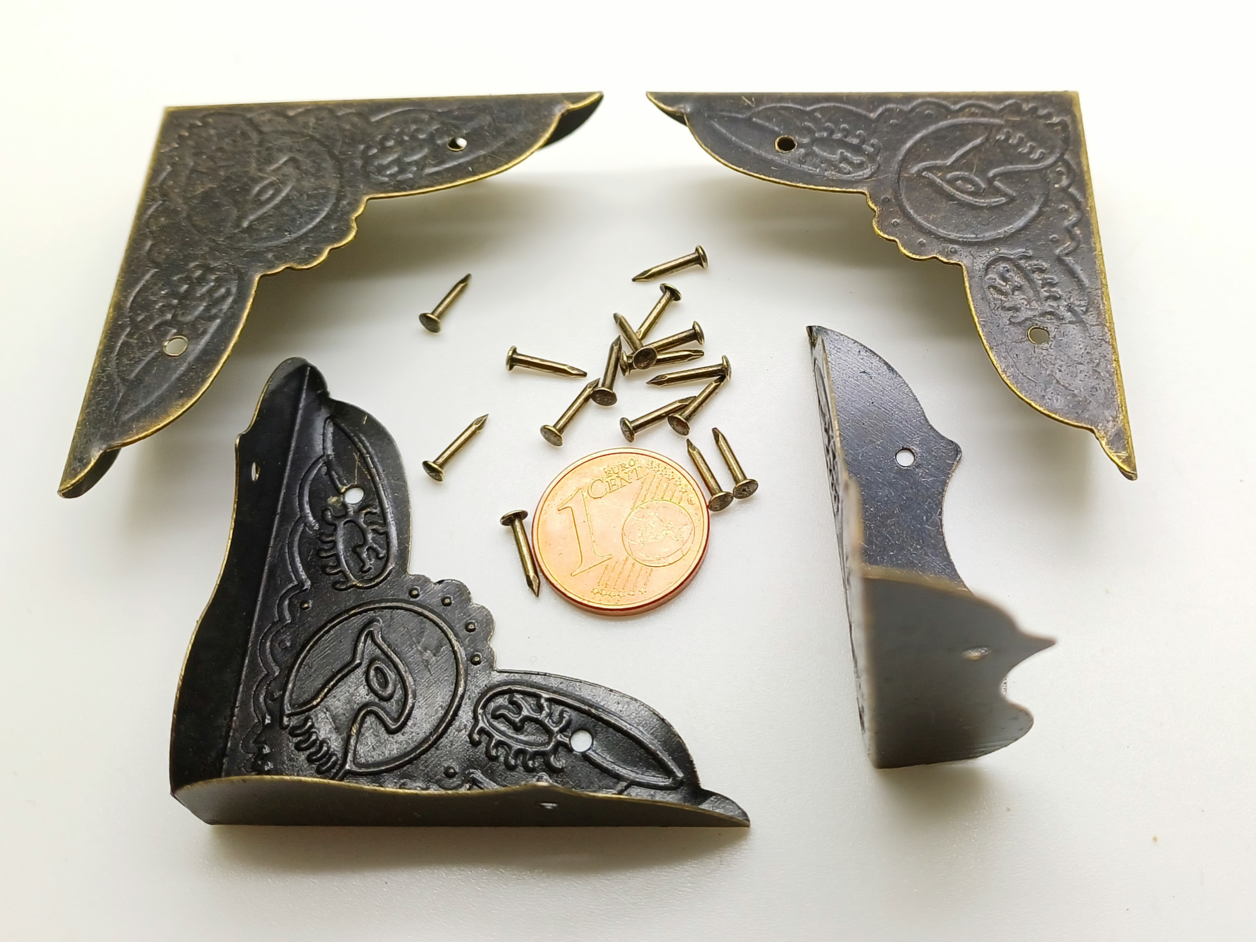 coin boite oiseau avec clous metal bronze