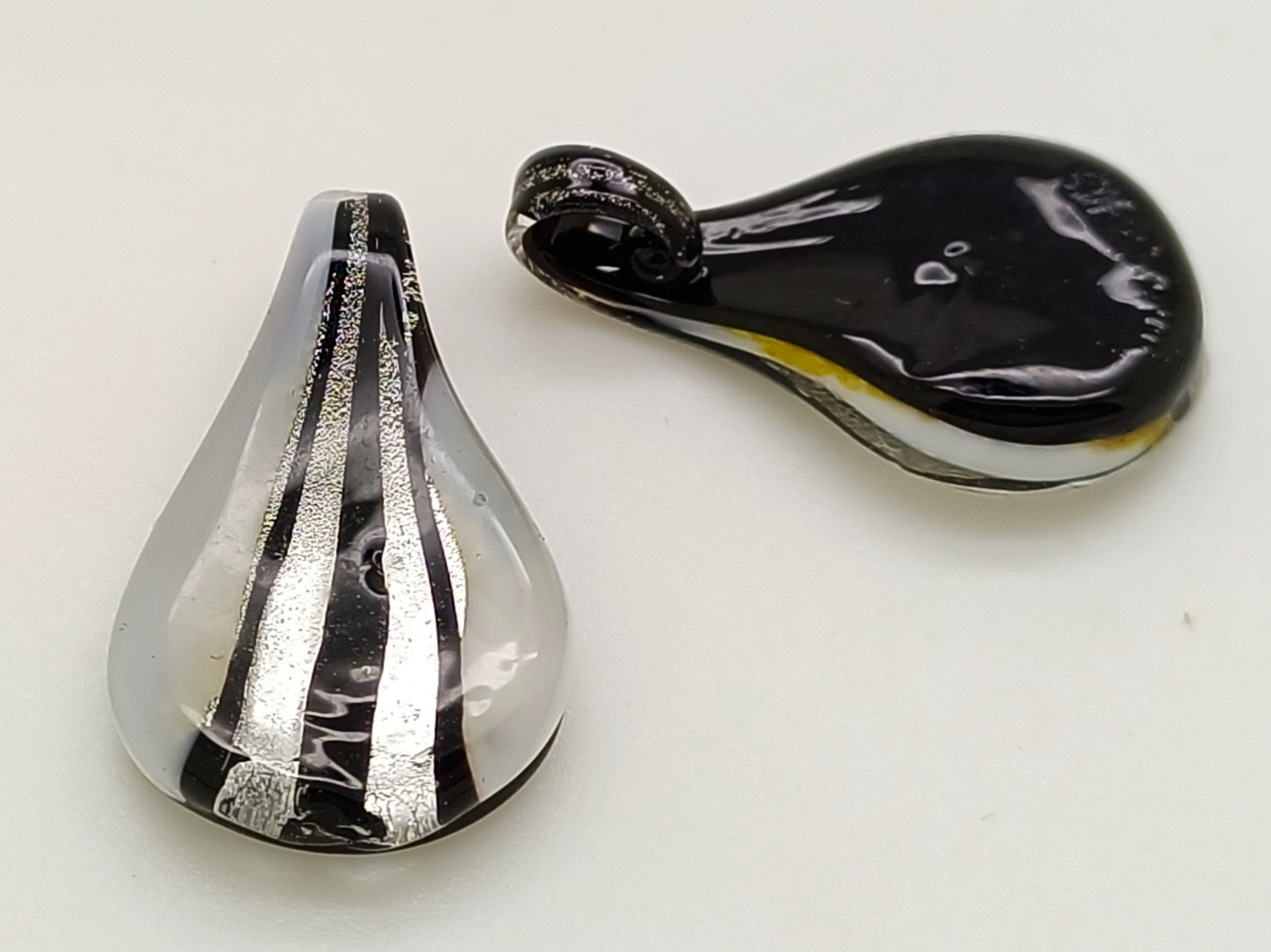 Pend-429-2 pendentif goutte noir argent lampwork