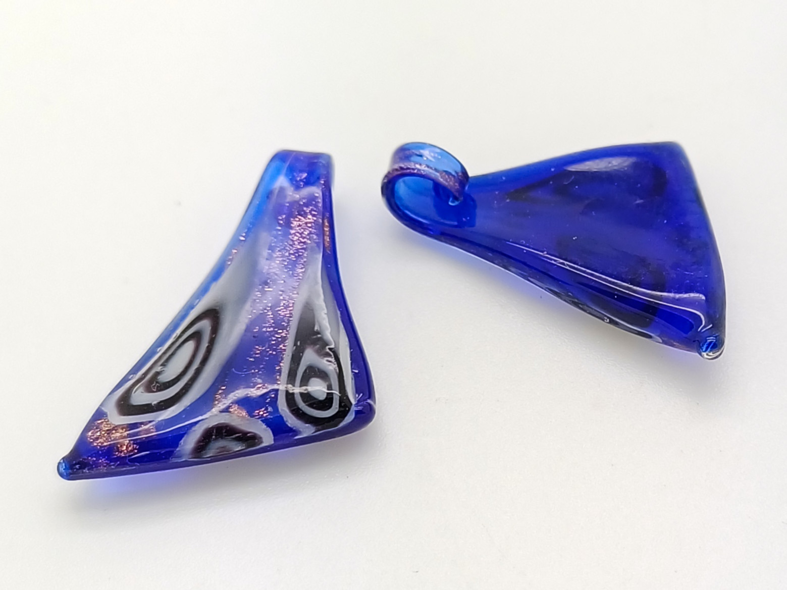 Pend-436 pendentif mini triangle bleu verre