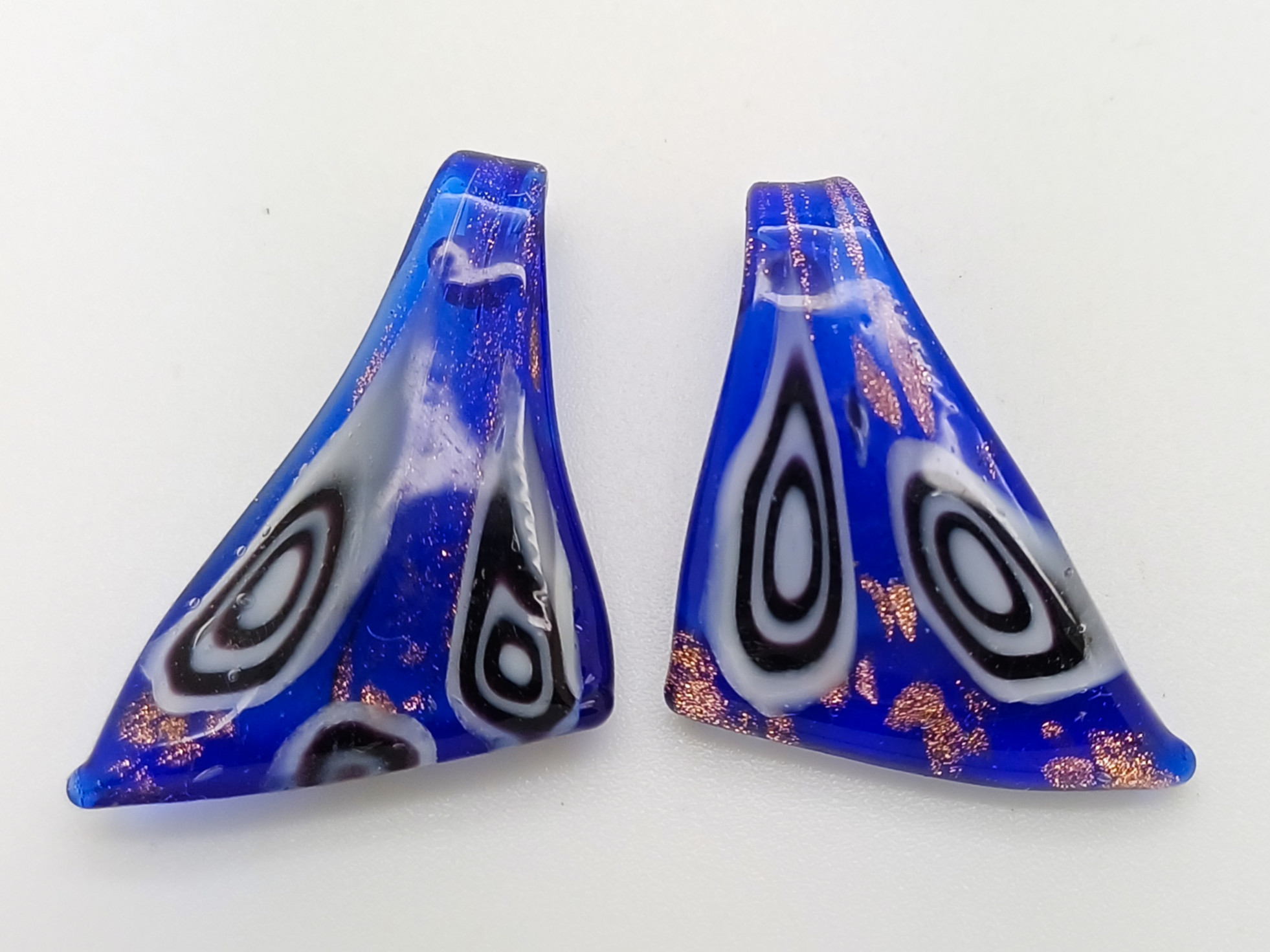 Pend-436 pendentif mini triangle bleu
