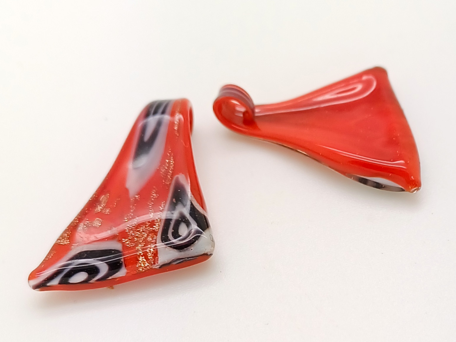 Pend-437 pendentif mini triangle rouge verre
