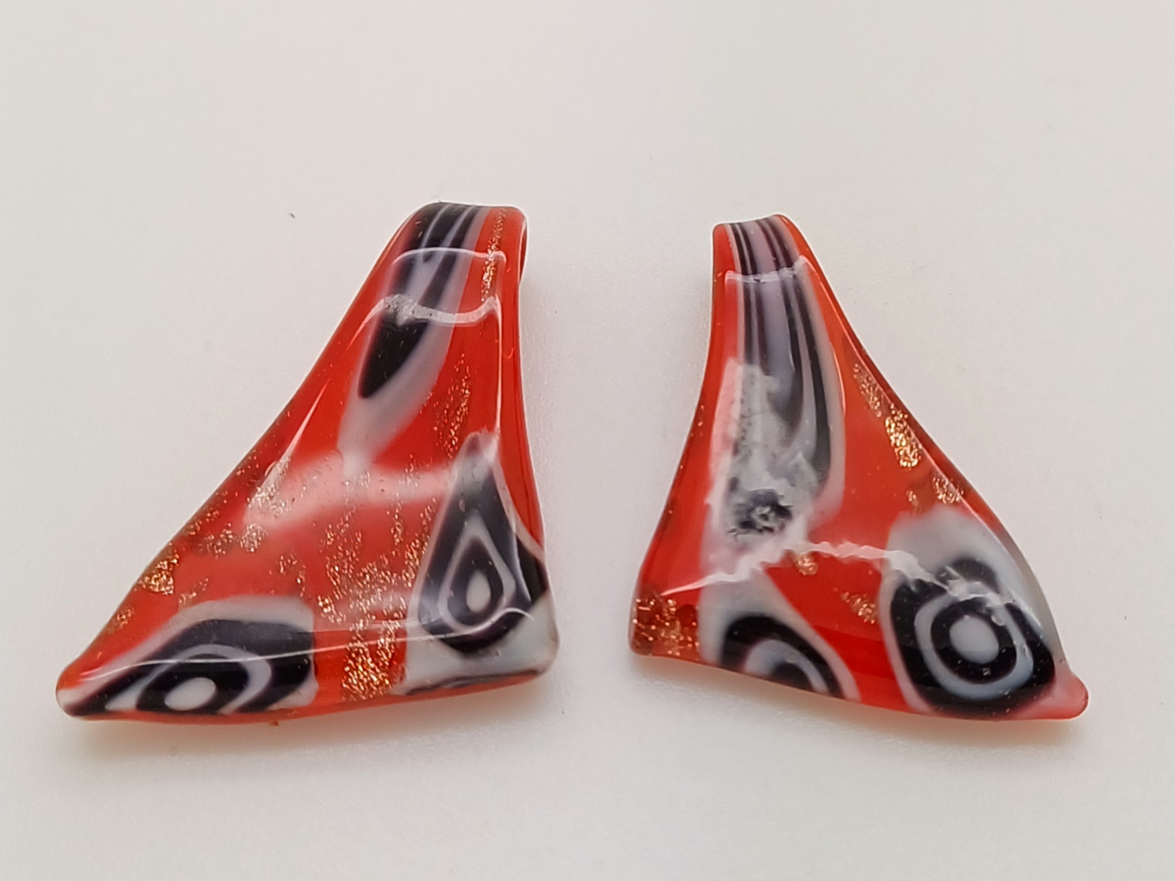 Pend-437 pendentif mini triangle rouge