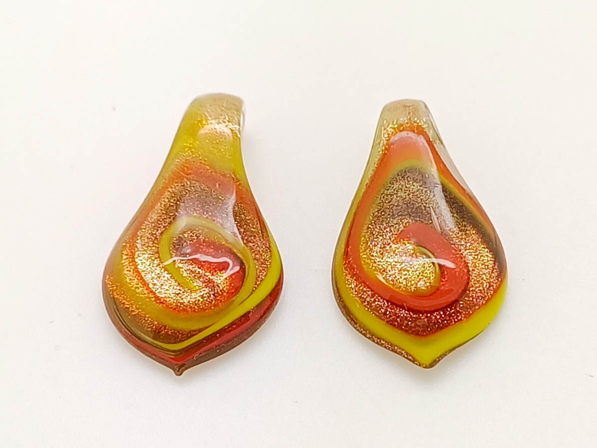 Pend-438 pendentif mini goutte volute rouge verre