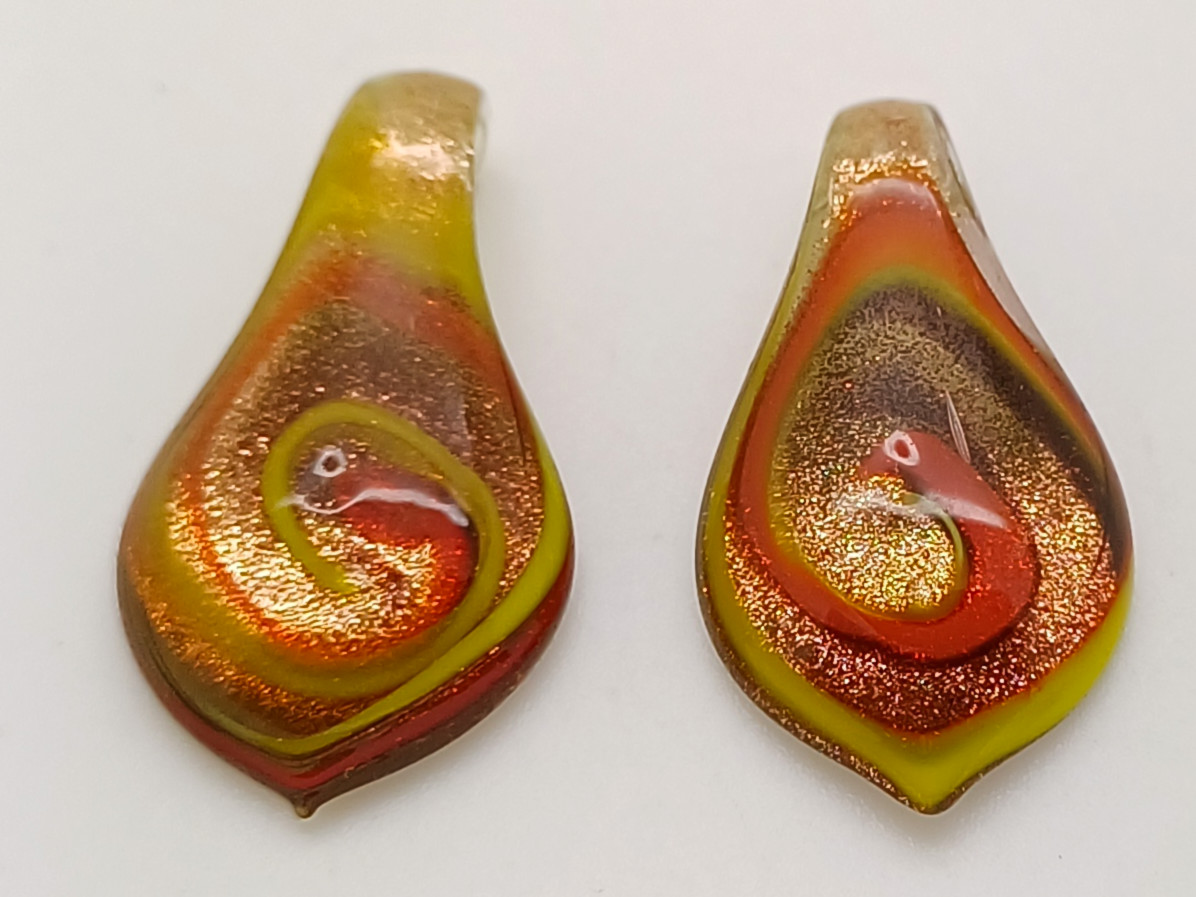 Pend-438 pendentif mini goutte volute rouge