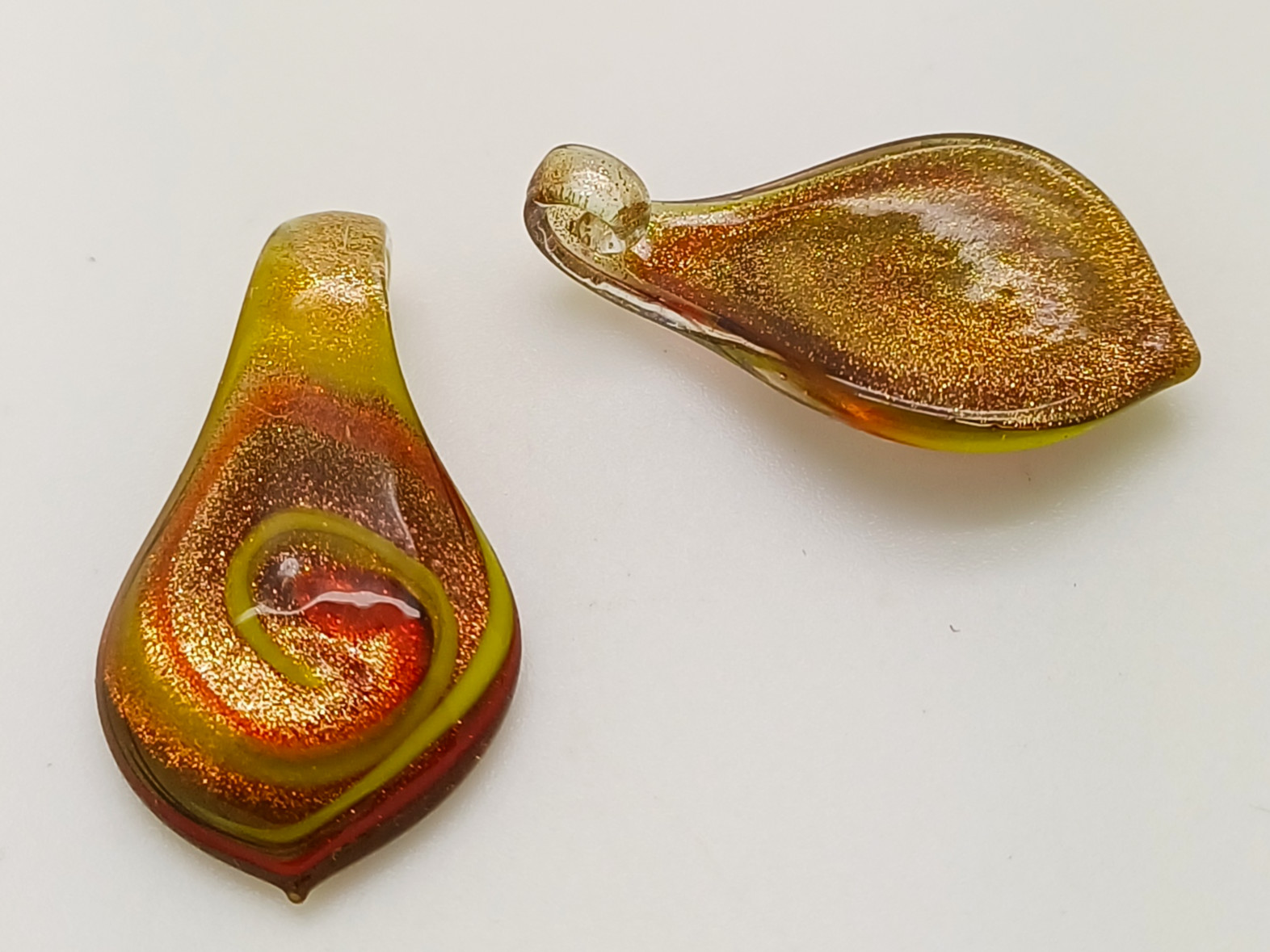 Pend-438 pendentif mini goutte volute rouge lampwork