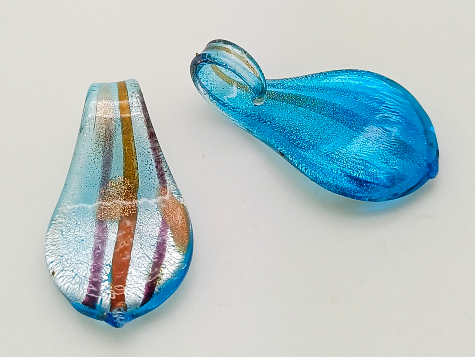 Pend-445 pendentif mini goutte argente raie marron verre
