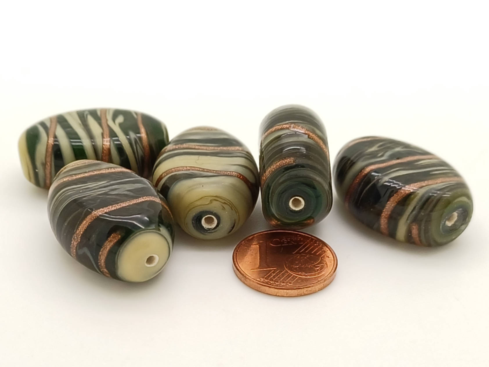 PV-lot-86 perles verre noires stries dorees galets