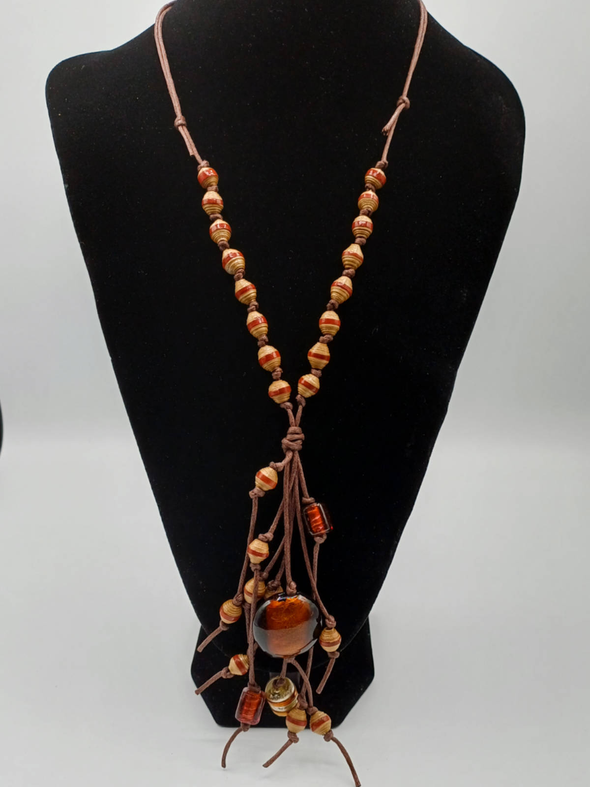 COL24 collier marron perles en papier