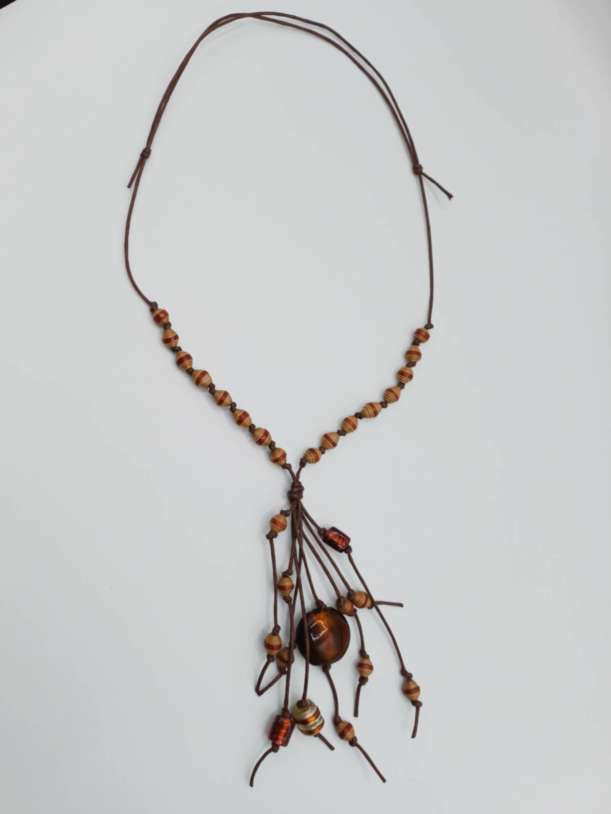 COL24 collier perles en papier marron