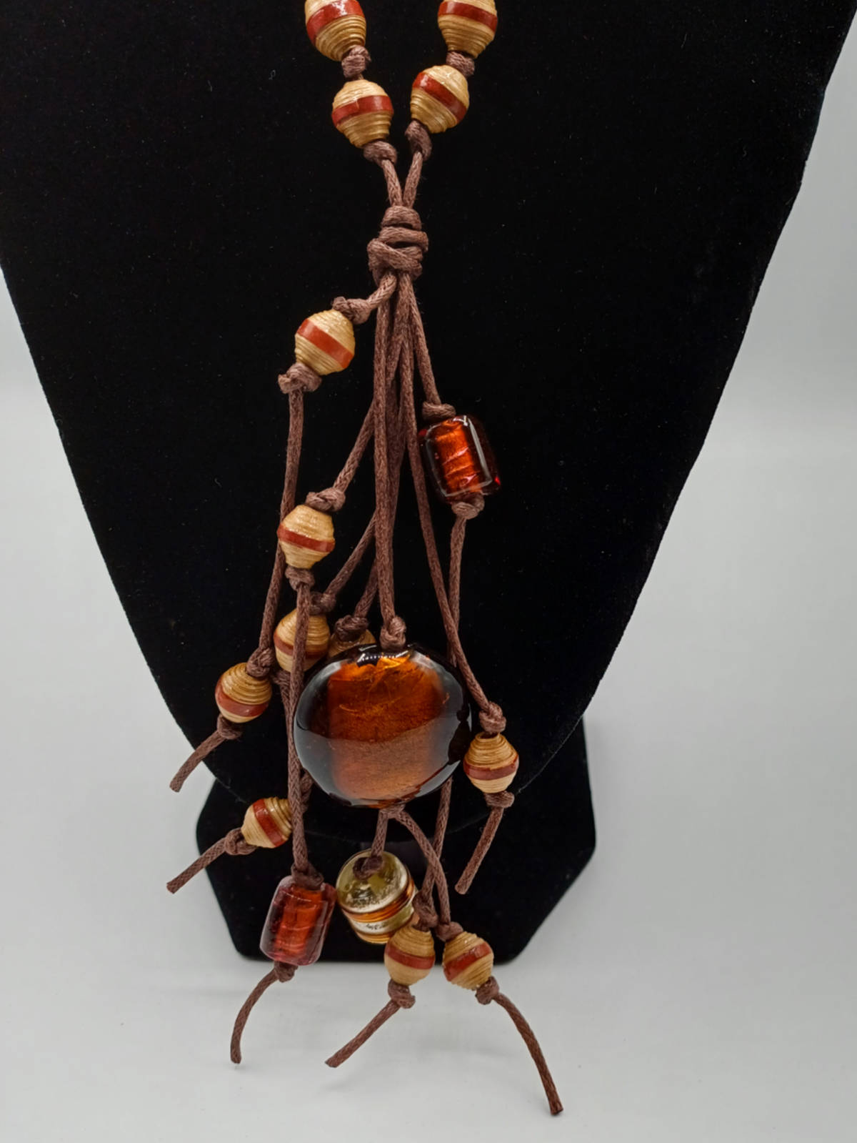 COL24 collier marron pendentif perle papier et verre