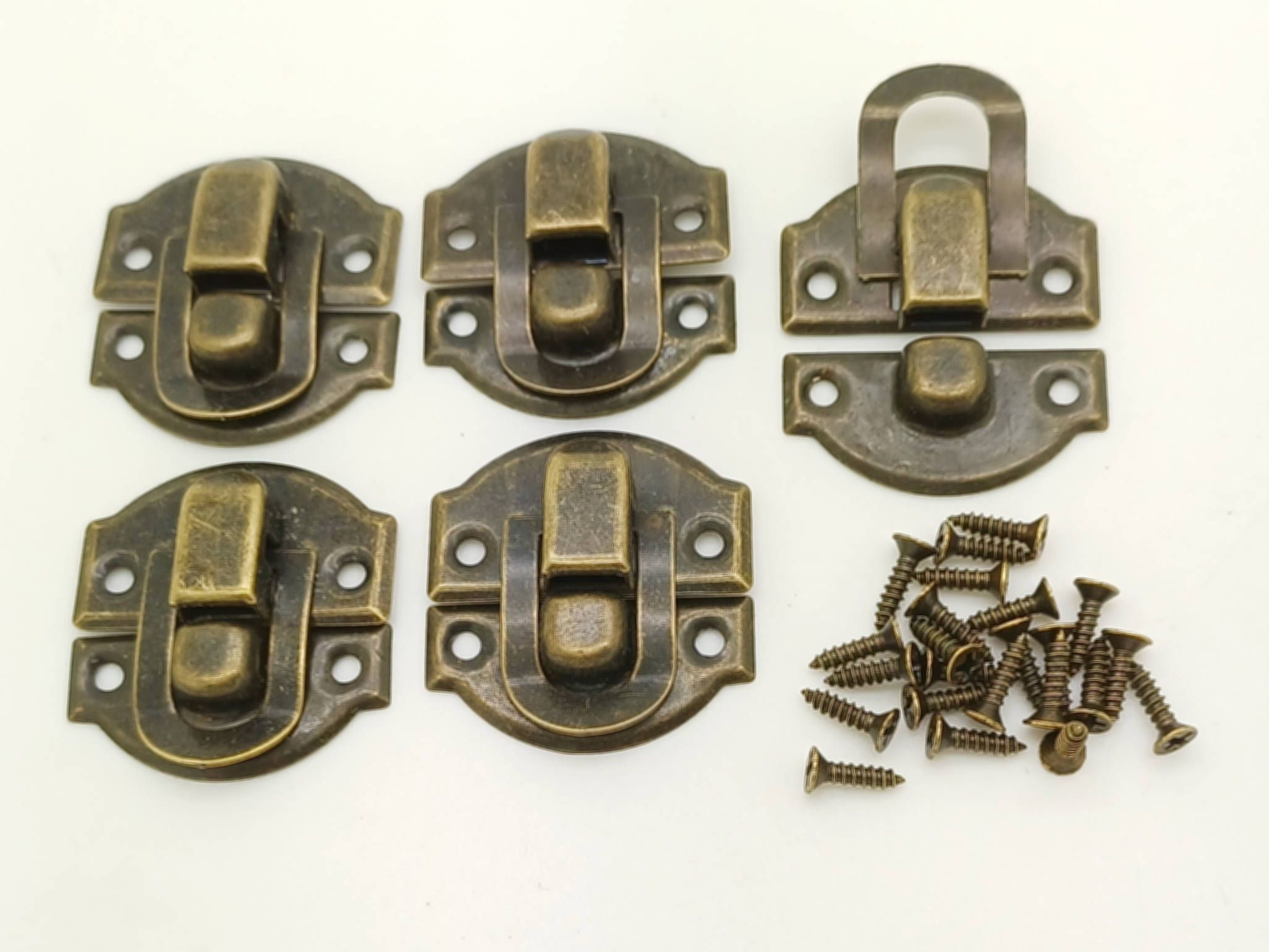 fermoir boite bronze petit rabat avec vis cartonnage