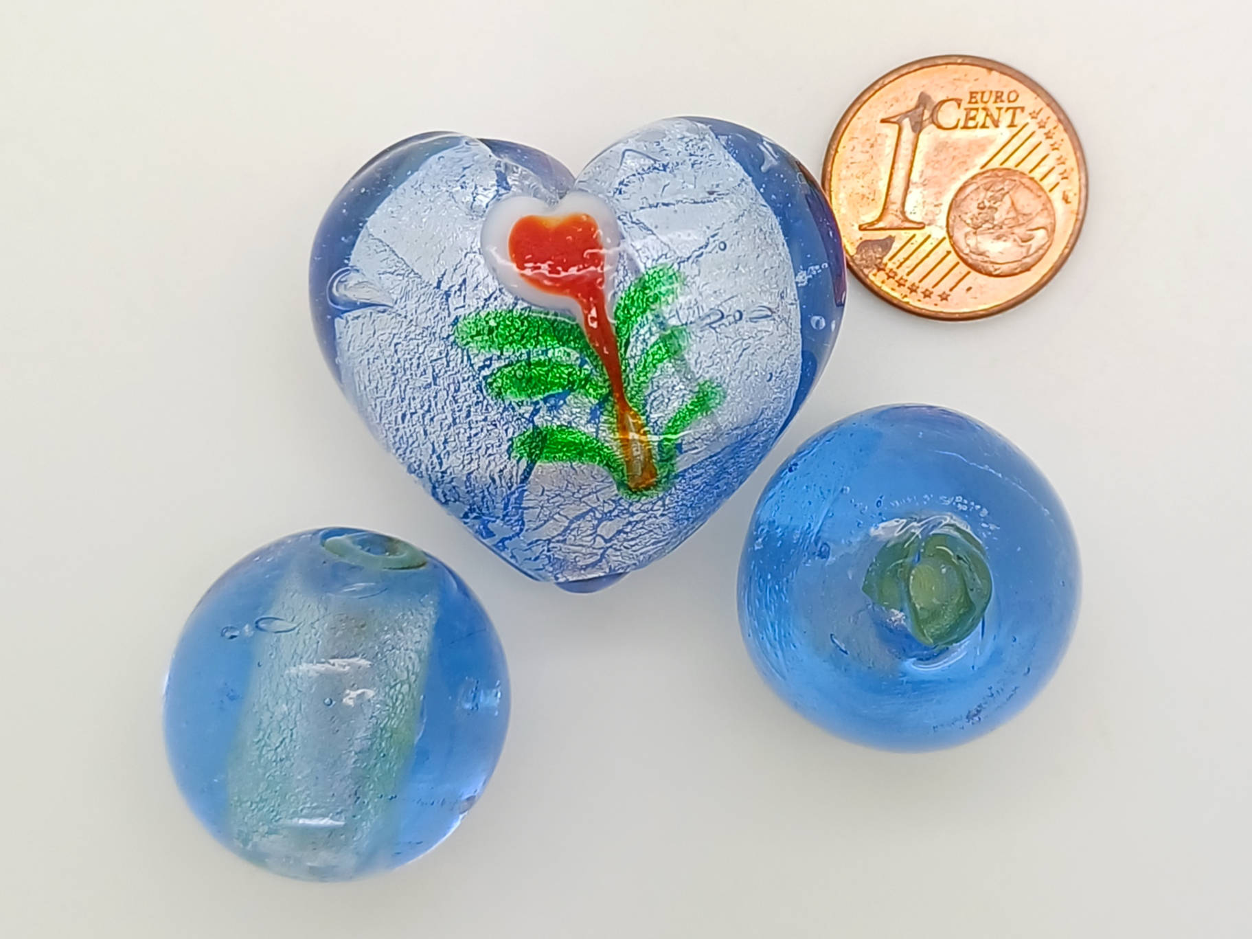 PV-lot-69 perles verre bleu fonce coeur et rondes