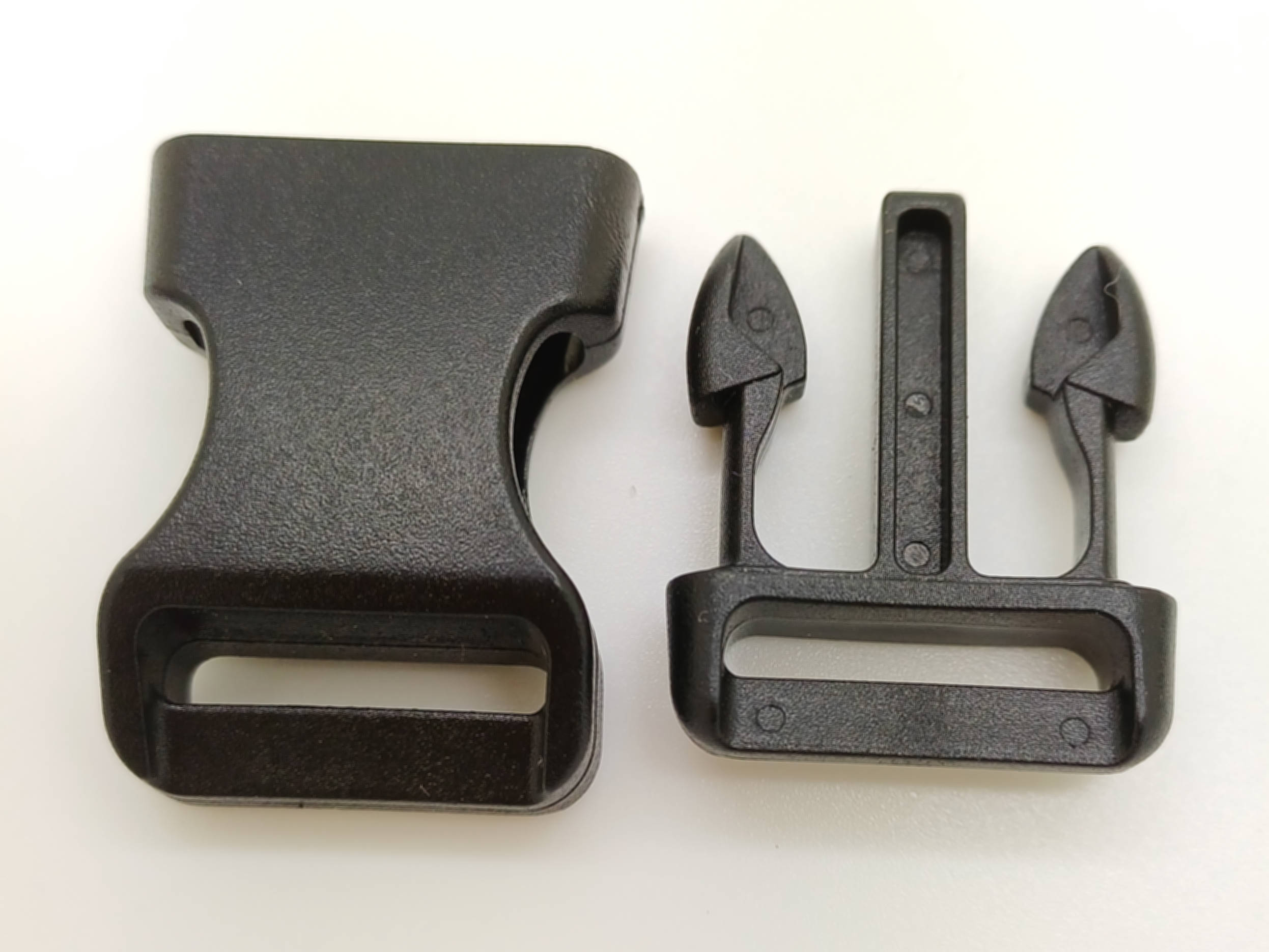 attache rapide 45x28mm plastique noir