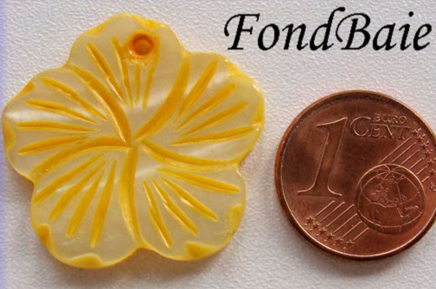 pendentif fleur nacre jaune PN05