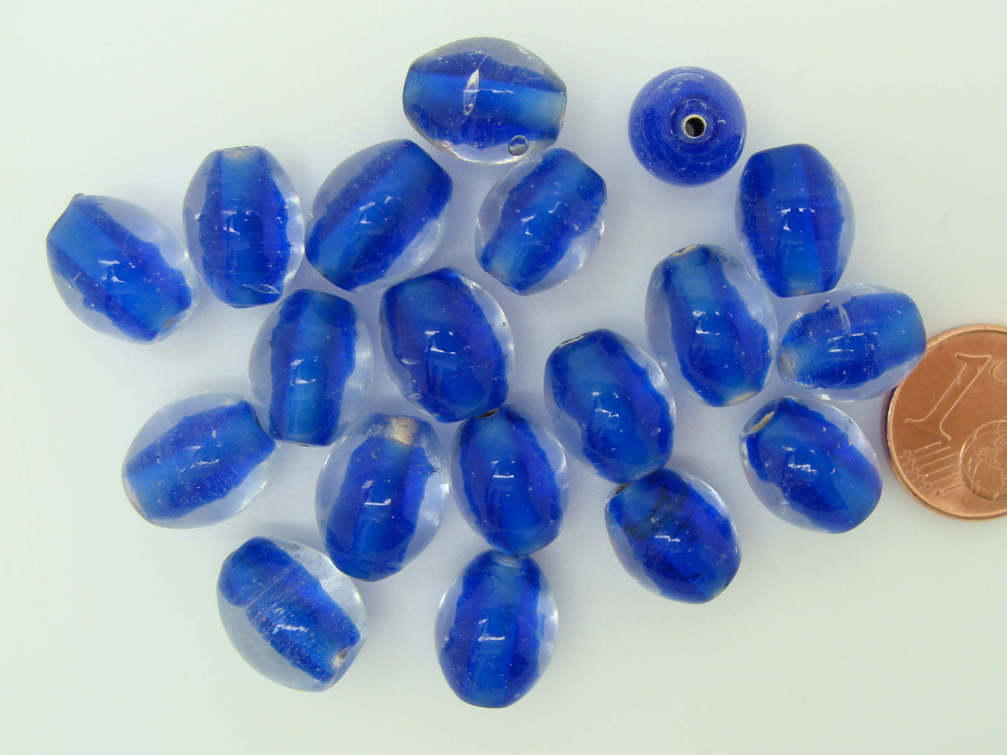 600 Perles Anciennes En Verre Bleu – Sur Fil – Lot Fond De Stock – France