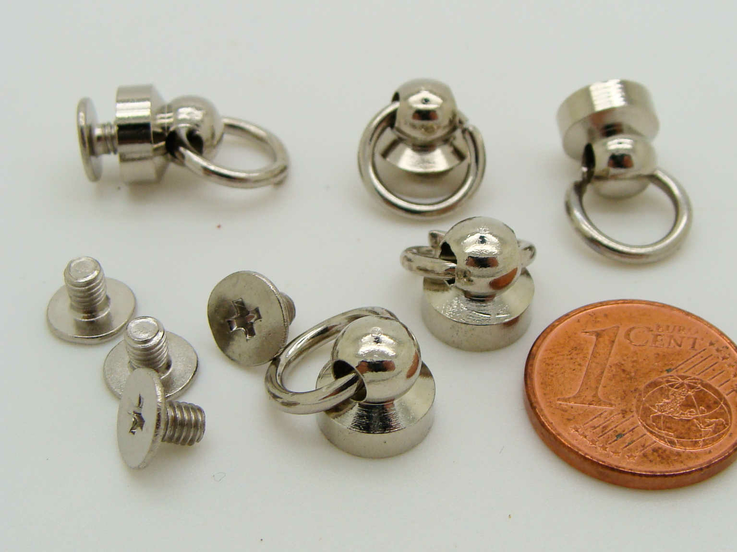 Petites Vis 11mm métal couleur acier par 30 pcs - CARTONNAGE/Vis Rivets -  FondBaie