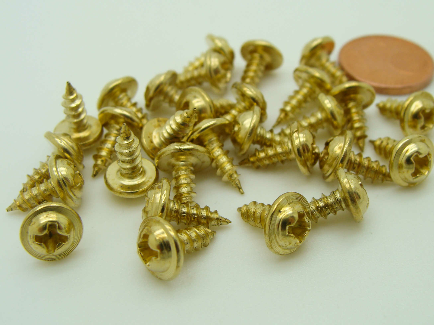 Petites Vis 7mm métal couleur dorée par 50 pcs - CARTONNAGE/Vis Rivets -  FondBaie