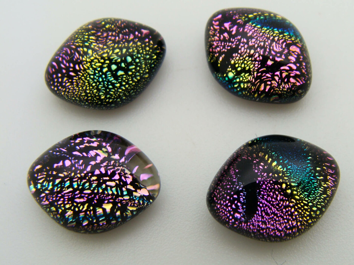 Pierre Précieuse Ovale Rubis Dans Zoisite - 21,93 Carats - Vert-rouge-violet - Non Chauffé - Cabochon