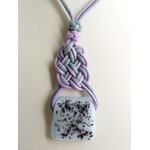 collier pendentif tresse violet gris gros plan COL12