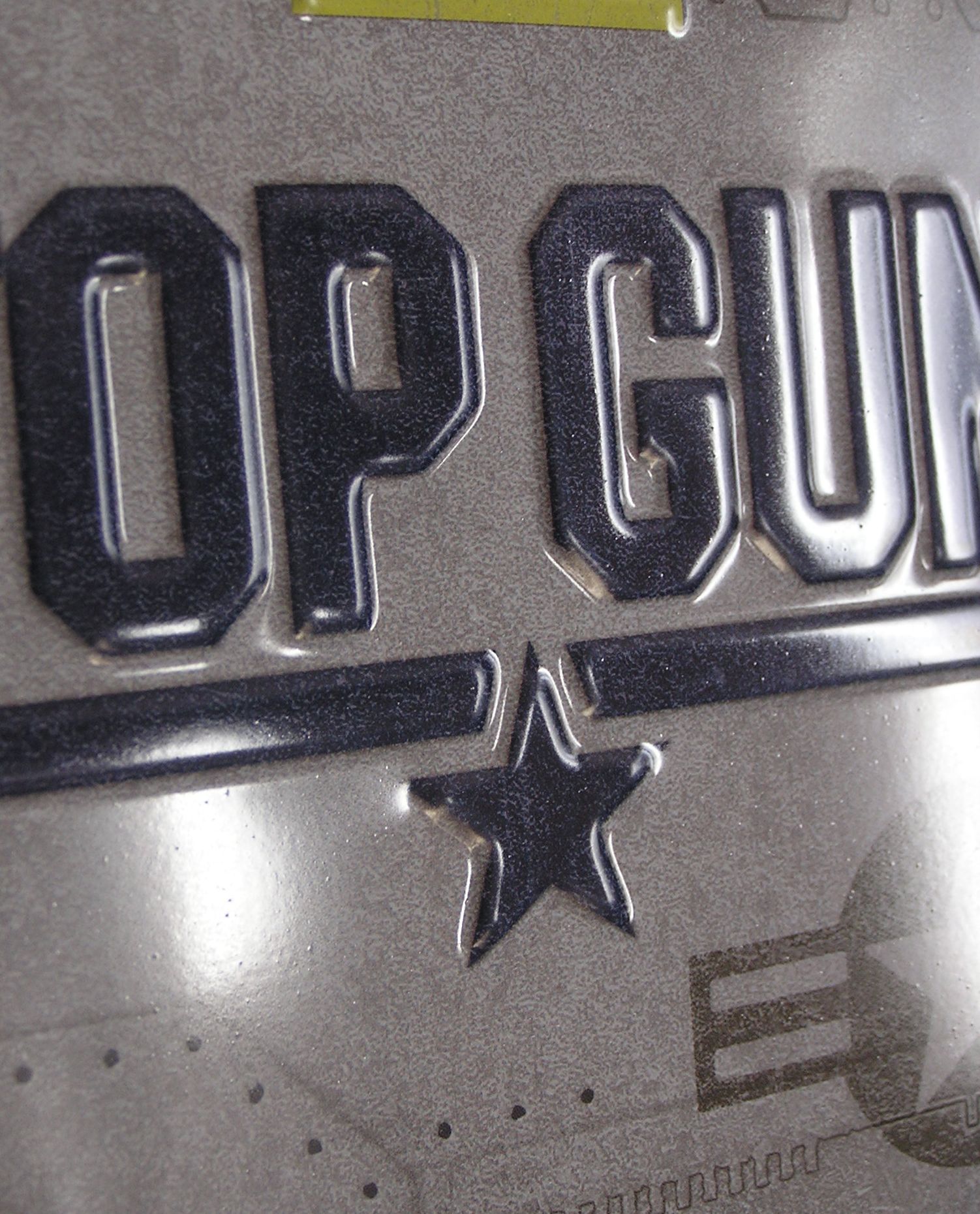 plaque-metal-top-gun-en-relief-avion-de-chasse