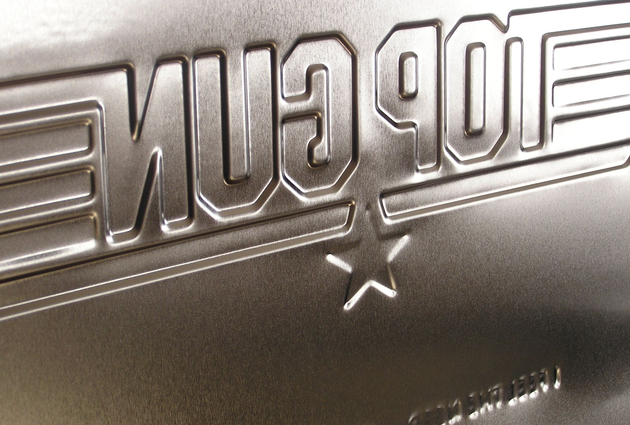 plaque-metal-en-relief-logo-top-gun-officiel