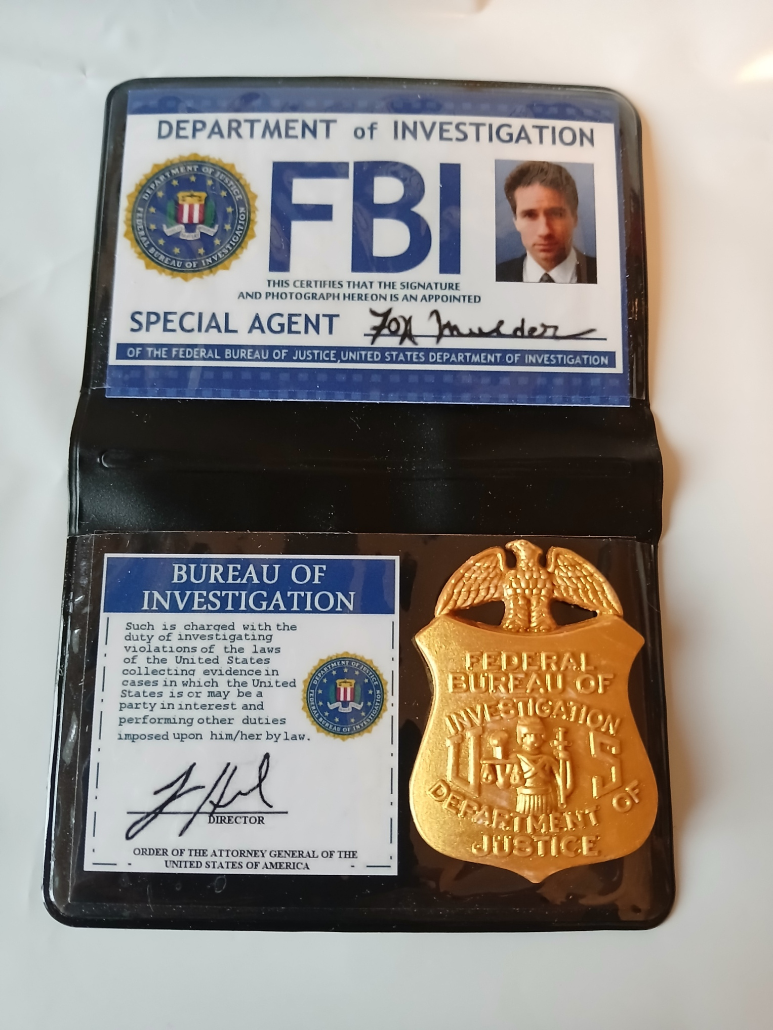 badge-x-files-fox-mulder-avec-insigne-fbi