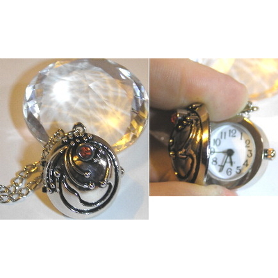 Collier Vampire Diaries pendentif de protection verveine d'Elena avec montre