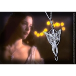 photo-arwen-et-pendentif-etoile-du-nord