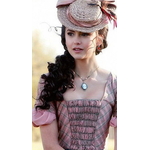 photo-katherine-pierce-et-son-collier-camee