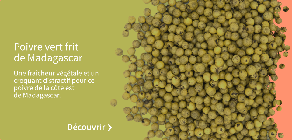Récolté sur la côte est de Madagascar dans la région de Tamatave, ce poivre vert frit offre une fraîcheur végétale et un croquant qui se rapproche du poivre vert frais.