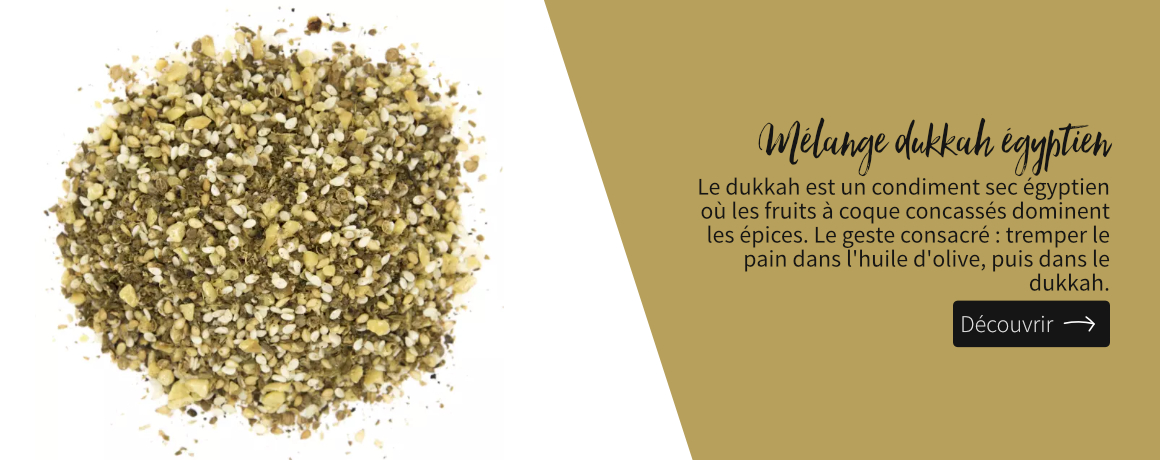 Le dukkah est un condiment sec égyptien où les fruits à coque concassés dominent les épices. Le geste consacré : tremper le pain dans l'huile d'olive, puis dans le dukkah.